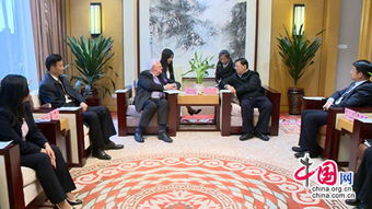 朱鹤新表示将积极推动深化陆港金融合作，加强两地金融交流合作。